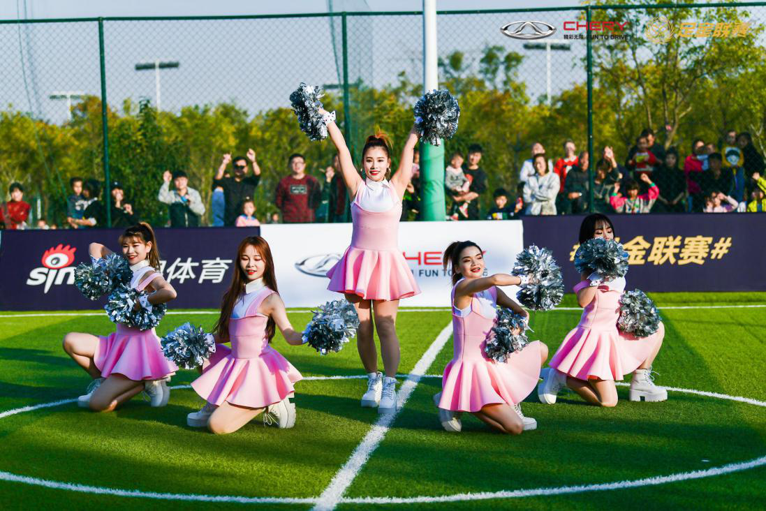 包含足球联赛再掀高潮，球员战术打法精妙绝伦！的词条