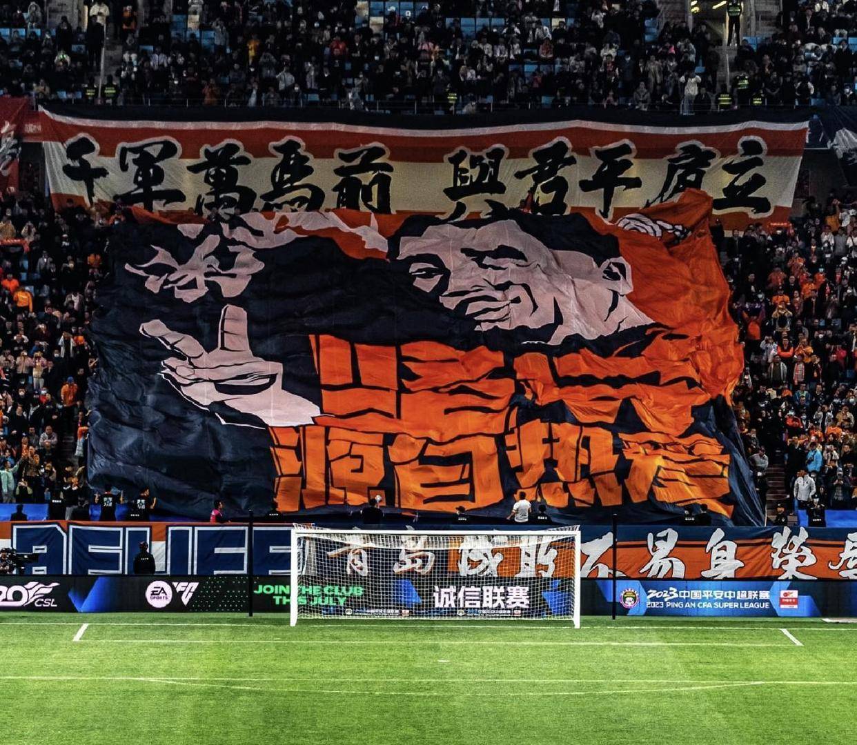 超级对决精彩上演，球员们在场上全力以赴的简单介绍