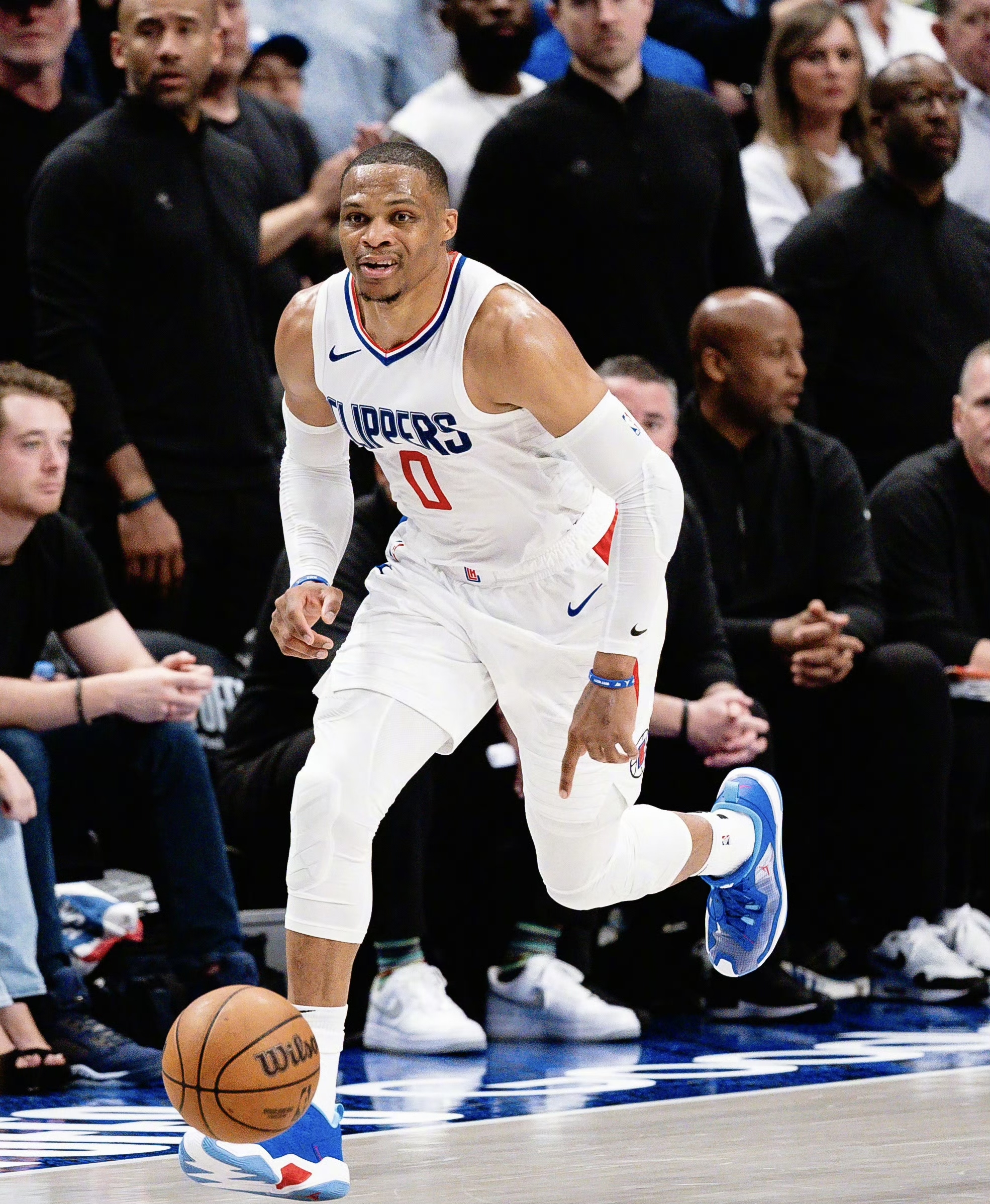 包含摩尔根球员全力以赴，为球队带来关键胜利的词条