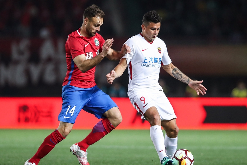 梅肯姆主场艰难击败对手，保级形势略有好转