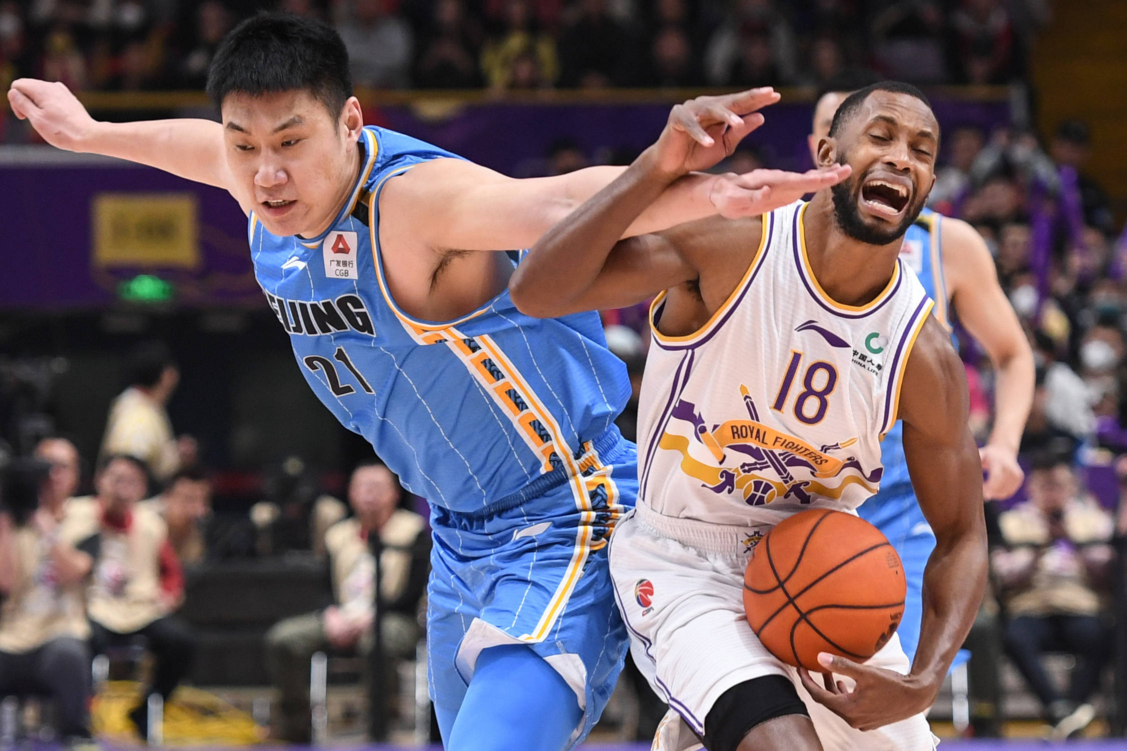 广州男篮全队拼尽全力，成功晋级四强争夺