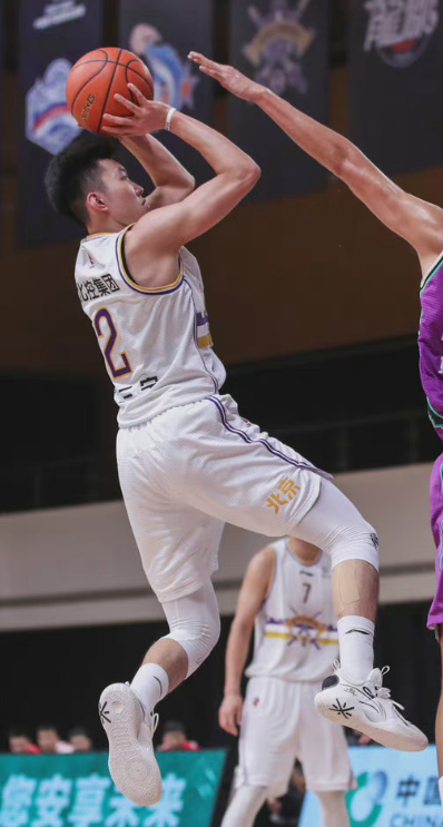 斯托克城球员共赴训练场，迎来新一轮比赛的简单介绍