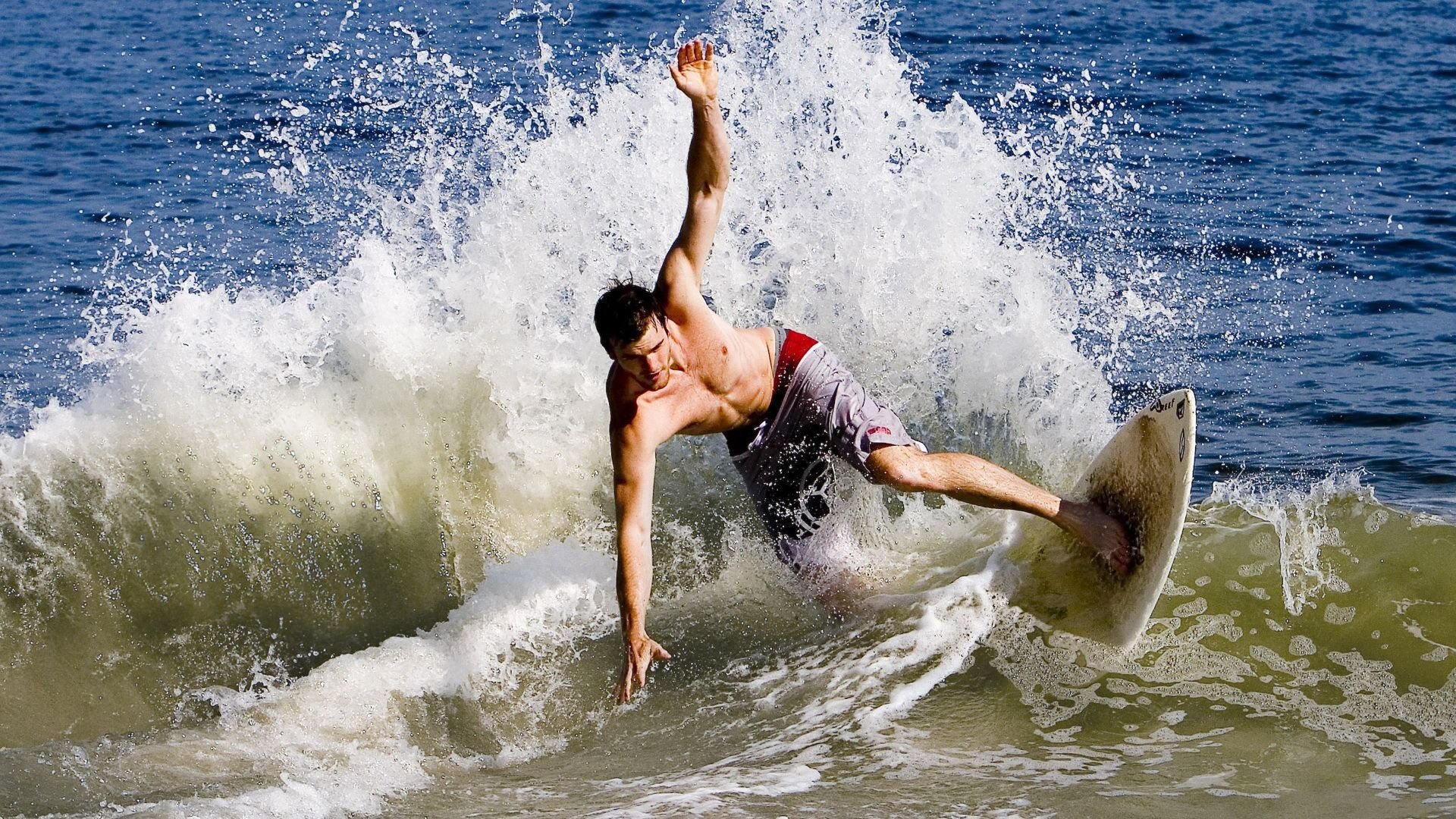 不败神话延续！勒沃库森连续得分压制摩洛哥劲旅，布鲁诺一锤定音献制胜经典