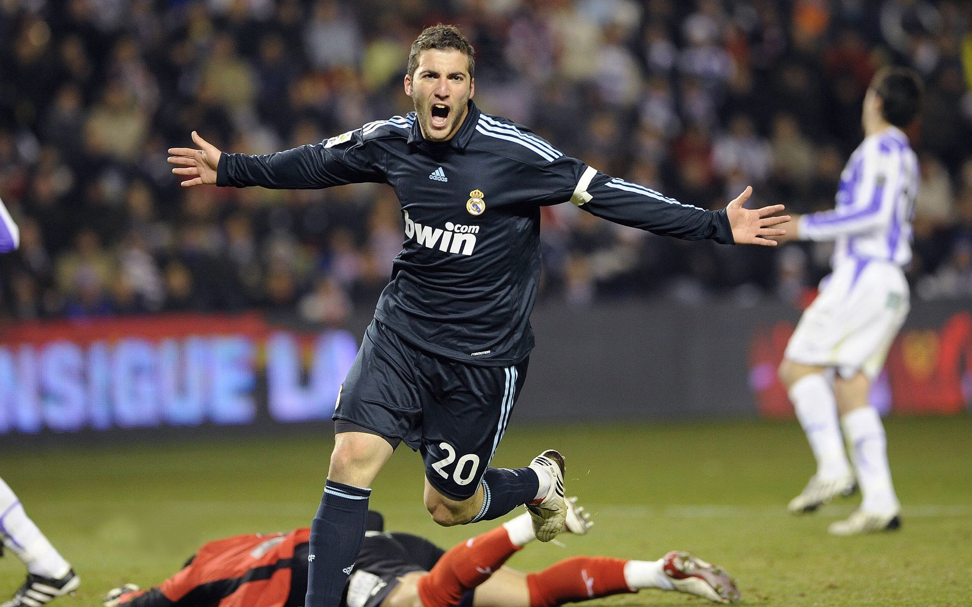 奥运周期关键战之夜,富安健洋赛后评分拉满的背后